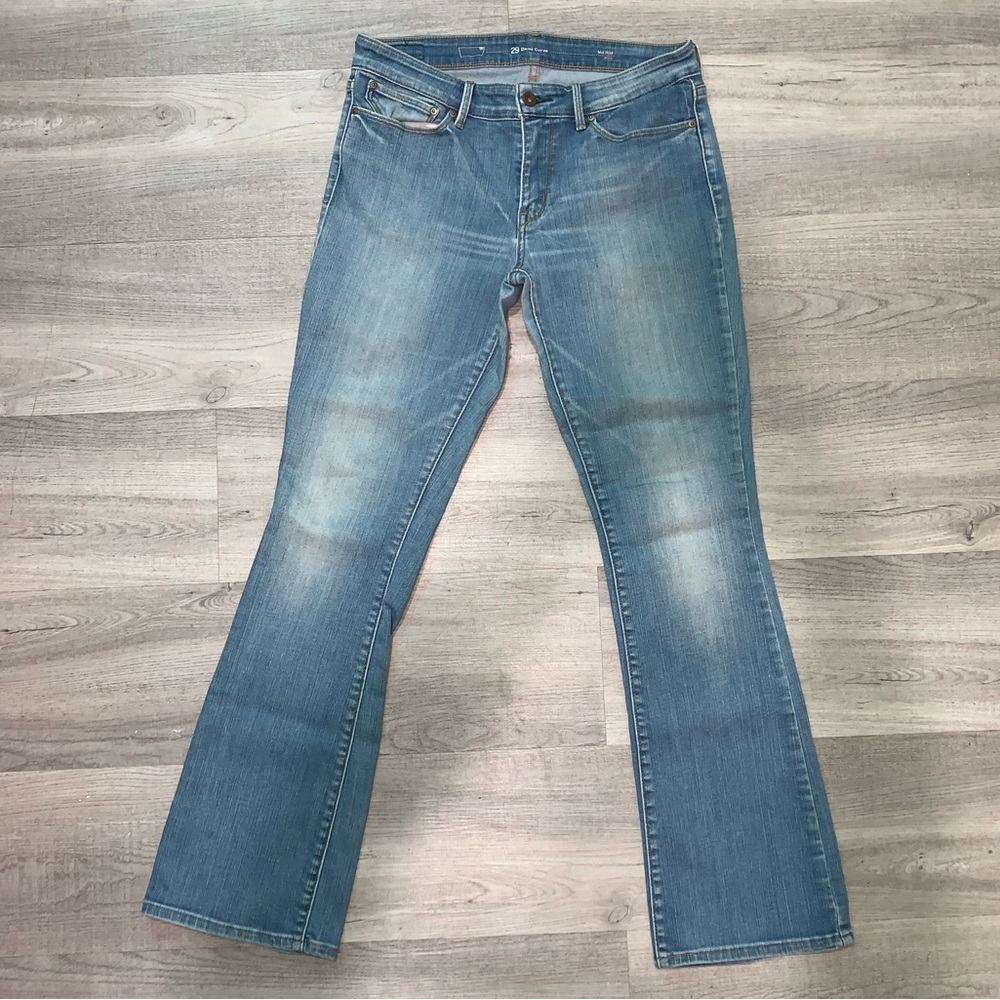 Levi’s demi curve, mid rise jean